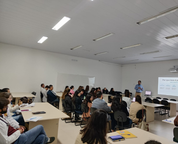 Representante do EGA ministra aula sobre plano terap�utico no CHSL